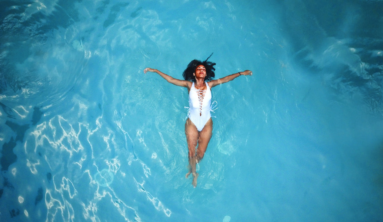 femme nageant dans une piscine